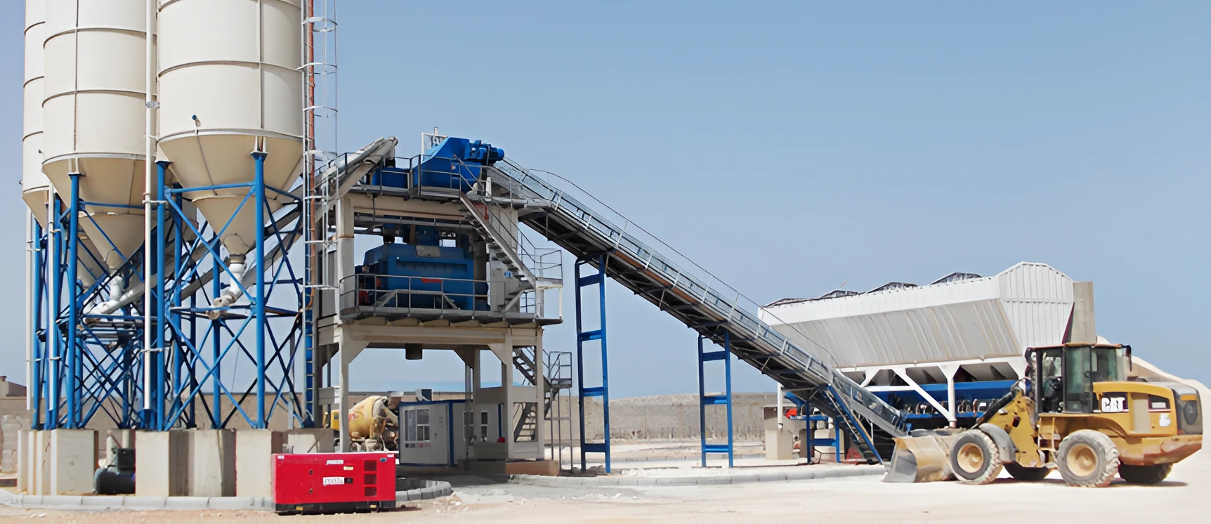 Planta de concreto premezclado con silos y zona de abastecimiento